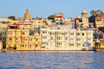 Obraz premium Udaipur historical buildings against blue sky in Rajastan, India. View from Pichola Lake