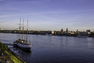 Rheinufer bei Mainz an einem Sommerabend