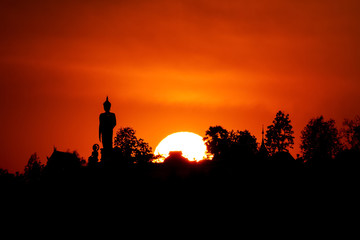 Fototapeta premium Sunset at Wat Phra That Doi Kham, Muang, Chiang Mai, Thailand