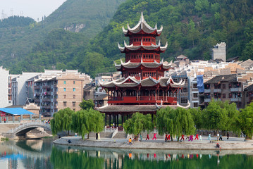 Belle pagode dans la vieille ville de Zhenyuan sur la rivière Wuyang à Guizhou, Chine