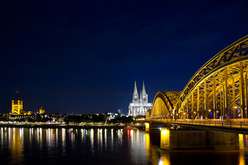 Fototapeta premium Nachtaufnahme von Köln am Rhein mit Hohenzollernbrücke