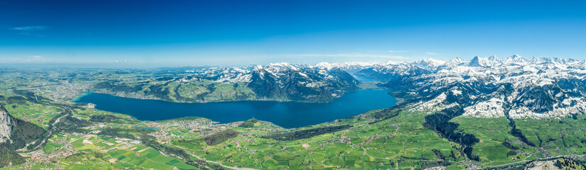 Fototapeta na wymiar Panorama-Aussicht vom Niesen mit Thun, Interlaken, Spiez, Thunersee und Eiger, Mönch und Jungfrau im Frühling