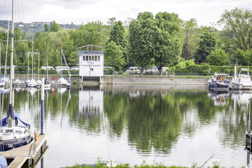 Obraz premium Schiffe im Schiersteiner Hafen