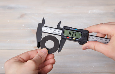 Measurement of the diameter of the rubber gasket with a caliper