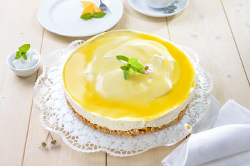 Kuchen ohne Backen: Mango-Frischkäsekuchen mit Boden aus Kekskrümeln - Mango-Cheesecake  from the refrigerator without baking