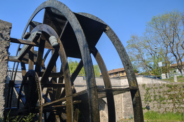 Groppello (Italy): big wooden wheel on Martesana