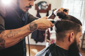 Stickers pour porte Salon de coiffure Homme se coupe de cheveux à la mode dans un salon de coiffure