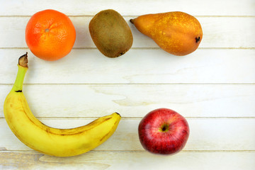 Obstplatte - Verschiedenes Obst am Holztisch mit Textfreifeld