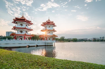 Foto auf Glas Schöner Sonnenuntergang im Singapore Chinese Garden, einem öffentlichen Park in Jurong East, Singapur. Entworfen von einem Architekten aus Taiwan, mit einem Konzept basierend auf chinesischer Gartenkunst. © zhnger