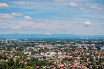 Vue panoramique sur l'est lyonnais de l'esplanade du Mas Rillier à Miribel