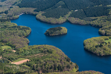 Vue aérienne du lac de Chaumeçon dans la Nièvre - obrazy, fototapety, plakaty