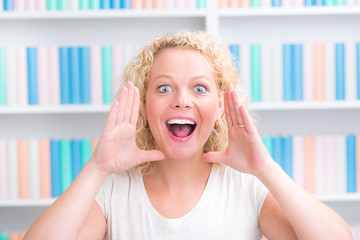 frau schreit laut