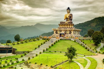Fototapeten Schöne riesige Statue von Lord Buddha in Rabangla, Sikkim, Indien. Umgeben von Himalaya-Bergen heißt er Buddha Park - eine beliebte Touristenattraktion. © mitrarudra