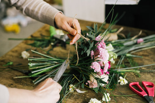 Девушка флорист собирает красивый букет girl florist makes a beautiful bouquet
