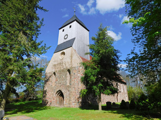 Fototapeta na wymiar Die Dorfkirche