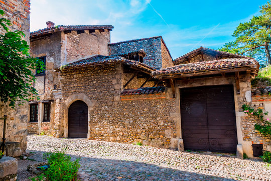 Dans le cit&eacute; m&eacute;di&eacute;vale de P&eacute;rouge