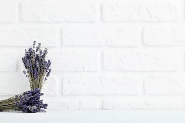 Photo sur Plexiglas Lavande Bunch of lavender flowers on the brick wall background