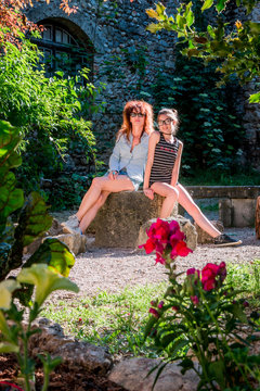 Femme et fillette dans le cit&eacute; m&eacute;di&eacute;vale de P&eacute;rouge