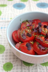 Tomatensalat mit roter Kresse