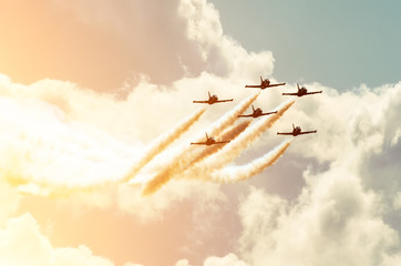 Fototapety  Samoloty myśliwskie dymią na tle nieba i słońca.