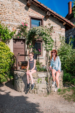 Femme et fillette dans le cit&eacute; m&eacute;di&eacute;vale de P&eacute;rouge