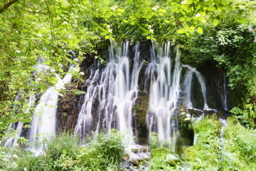 Wasser, das an der Wand herunterläuft: Nicht gefaßter Wasseranteil einer Mühle im Tal des...