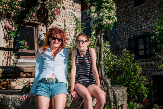 Femme et fillette dans le cit&eacute; m&eacute;di&eacute;vale de P&eacute;rouge