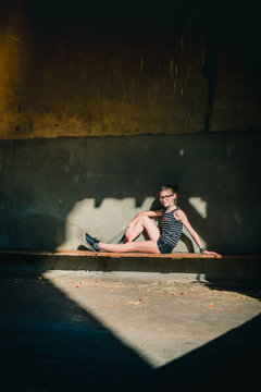 Fillette dans le cit&eacute; m&eacute;di&eacute;vale de P&eacute;rouge