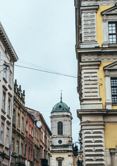 Старинные живописные улочки Львова. Городская жизнь в восточной Европе