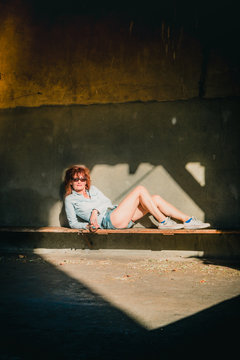 Femme dans le cit&eacute; m&eacute;di&eacute;vale de P&eacute;rouge