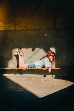 Femme dans le cit&eacute; m&eacute;di&eacute;vale de P&eacute;rouge