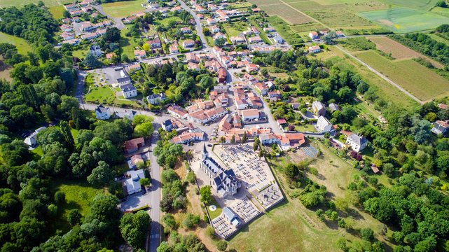 Photo a&eacute;rienne du village de Corcou&eacute; sur Logne en Loire Atlantique, France