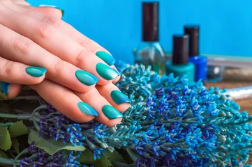 Rolgordijnen Blue Gradient Manicure © redfox331