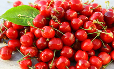 tas de cerises bio,sur fond bois,fruit de saison