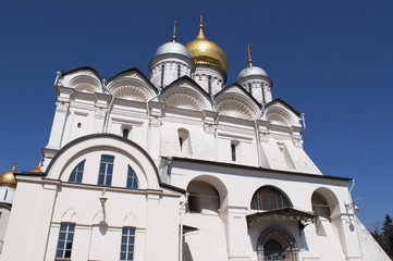 Fototapeta na wymiar Il Cremlino di Mosca, Russia, 29/04/2017: la cattedrale dell'Arcangelo Michele, chiesa ortodossa russa nella Piazza delle Cattedrali