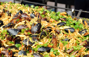Cooking pasta with mussels in the shell