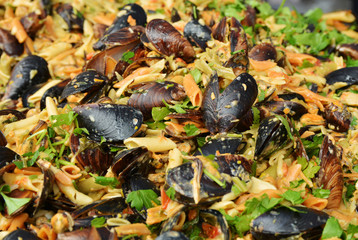 Cooking pasta with mussels in the shell