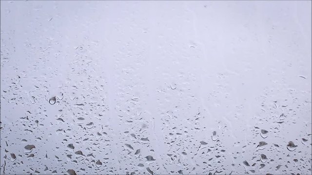 Regenwetter - Schlechtwetter - Wassertropfen auf Fensterscheibe