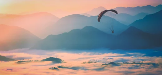 Foto auf Acrylglas Luftsport Oberhalb des Tals der Goldenen Karpaten. Instagram-Stilisierung