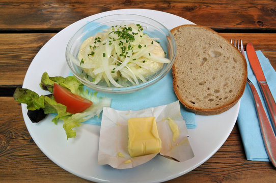 handk&auml;s mit musik, butter und brot liegt auf dem vesperteller - essbesteck liegt auf einer serviette