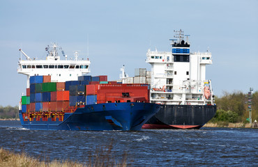 Containerschiffe begegnen sich auf dem Nord-Ostsee-Kanal an der Ausweichstelle Oldenbüttel in Schleswig-Holstein