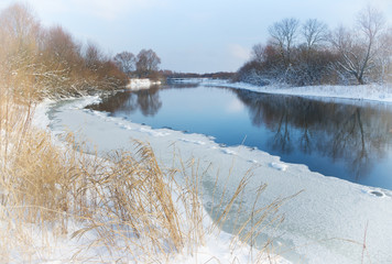 Fototapeta na wymiar Winter river