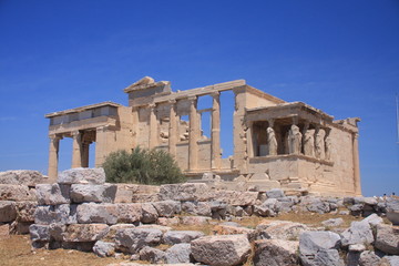 Fototapeta na wymiar L'Erechteion et les Caryatides à l'Acropole d'Athènes