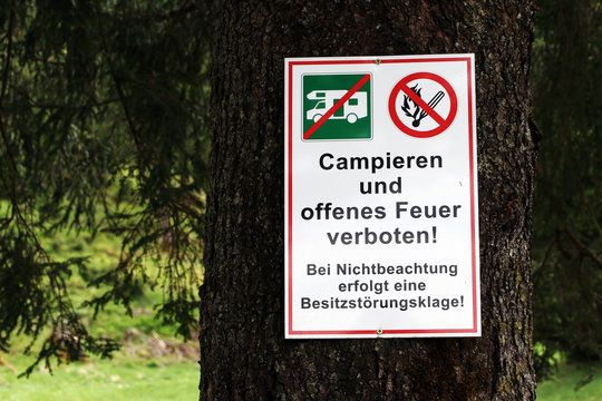 Schild Campieren und Feuer verboten