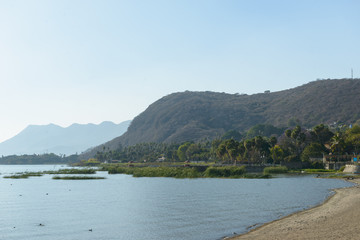 Fototapeta na wymiar bahia de ajijic en jalisco con lago de chapala