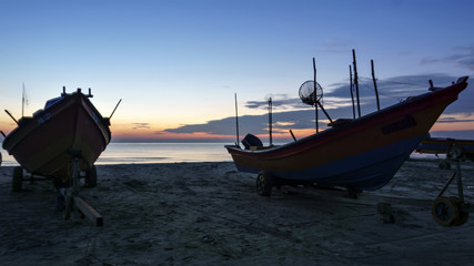 Fototapeta premium silhouette boat on sunrise at china sea