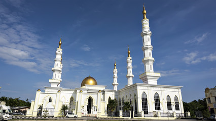 Fototapeta na wymiar Wakaf Baru, Kelantan, Malaysia 16 September 2016: Architecture of the mosque Al-Ismail magnificent under the blue sky.
