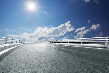 Fototapeta premium empty road in blue sunny sky