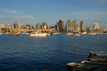 Obraz premium Boats on mooring balls off downtown San Diego