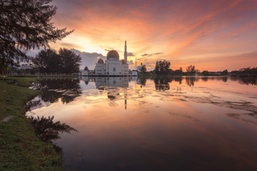 Naklejka premium Glorious sunrise at Masjid As-Salam Puchong Perdana.
